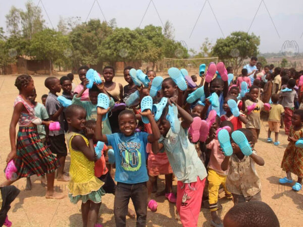 Malavi’de Çocuklara Sandalet